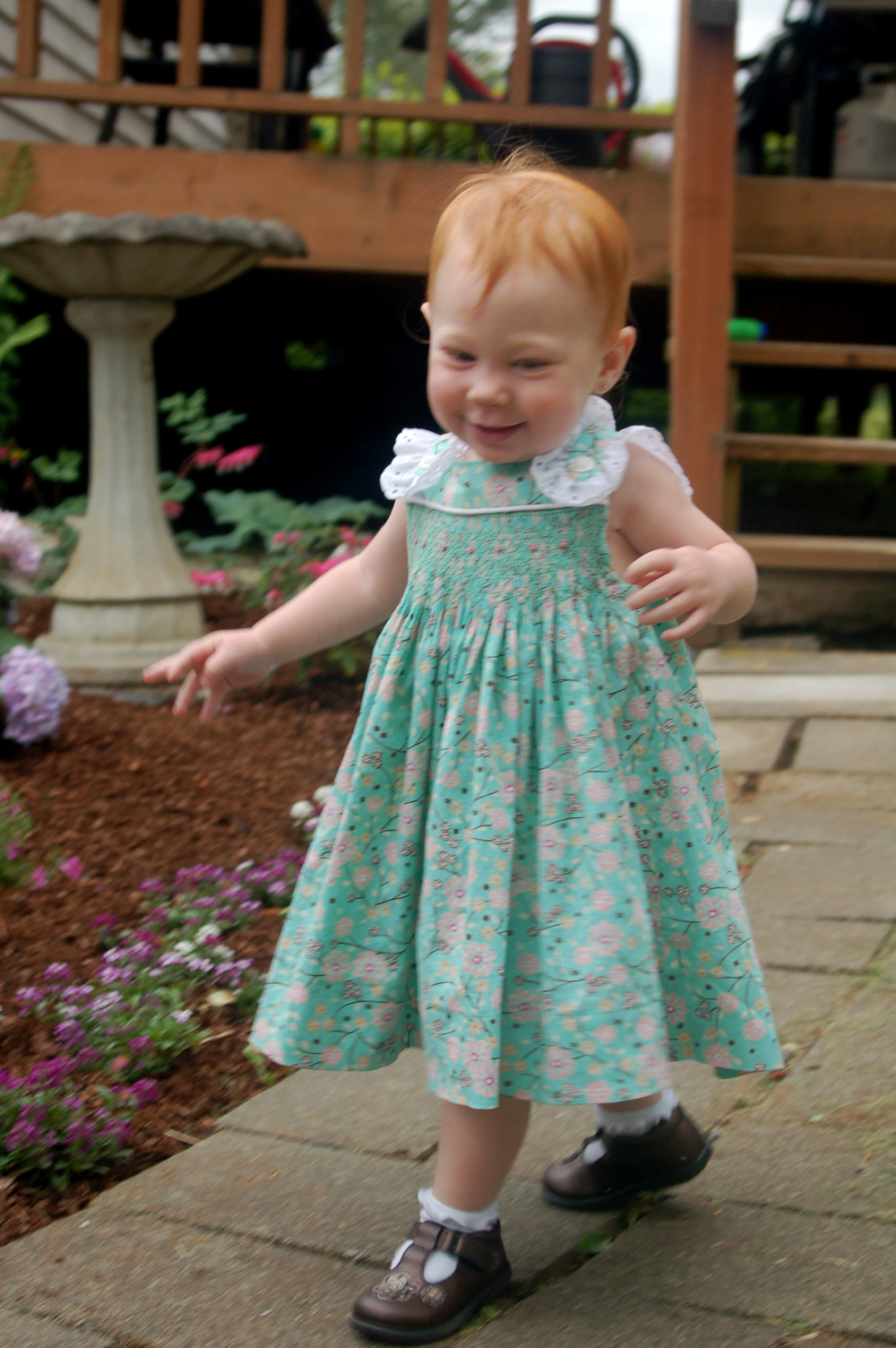 Stitchnquilt: Eloise's New Smocked Dress