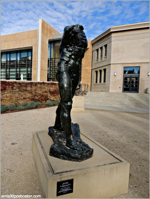 Hombre Caminando en el Jardín de Esculturas de Rodin de Stanford