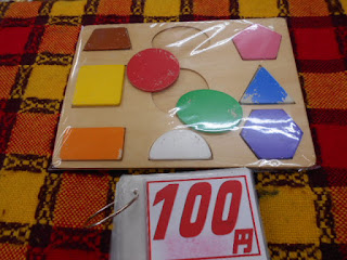 中古品木製パズル100円傷多いです。