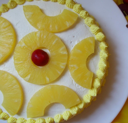 Ananasų tortas su plakta grietinėle