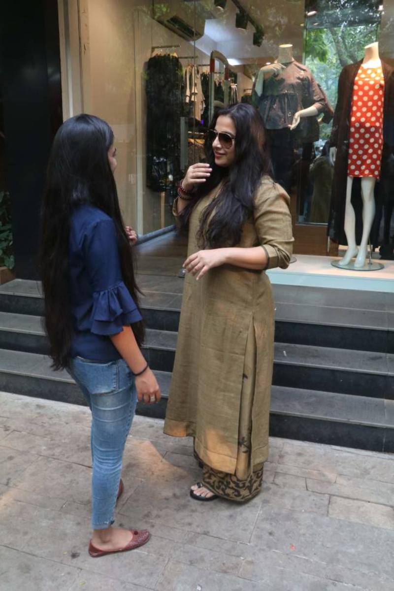 Indian Model Vidya Balan spotted In Mumbai Streets