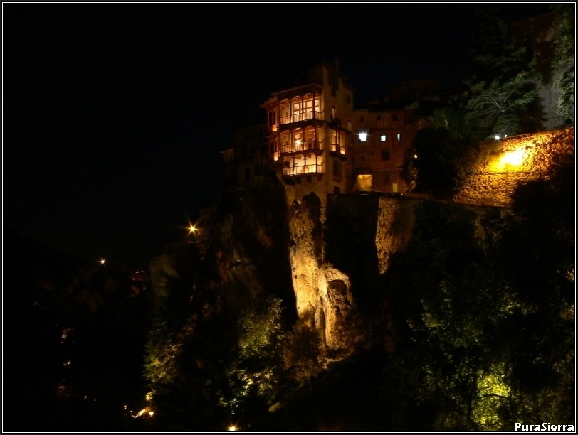 Vista nocturna de las Casas Colgadas de Cuenca
