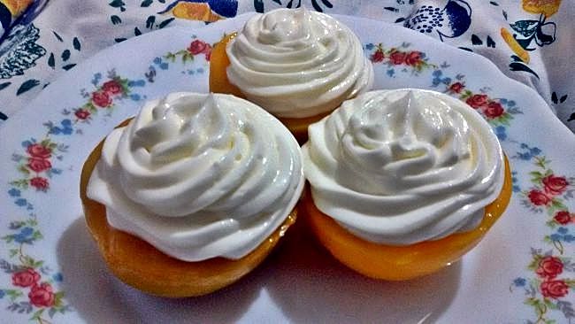 Melocotón en almíbar con crema de queso