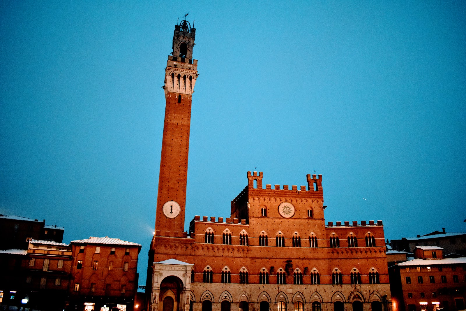 palacio publico en Siena de noche