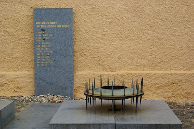 לוח זכרון עליו רשומים שמות מחנות ההשמדה אליהם נשלחו יהודים מגטו טרזין