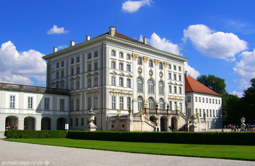 Esplorando Il Castello Nymphenburg a Monaco di Baviera.