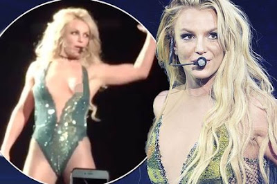 Britney Spears Suffers Wardrobe Malfunction! Boob Falls Out During Live  Performance