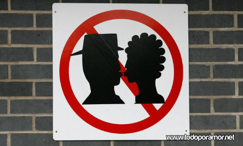 lugares en el mundo donde esta prohibido besarse