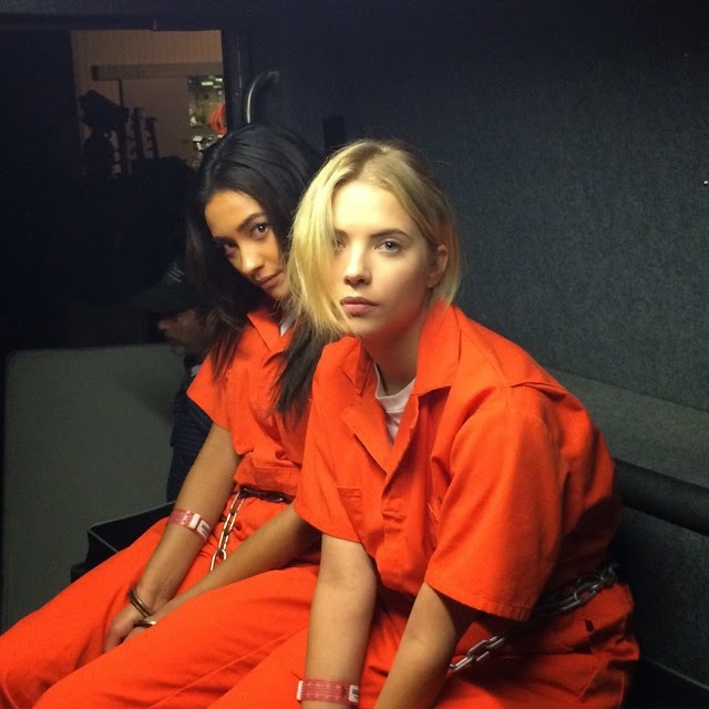 Pretty Little Liars 5x25 Welcome to the Dollhouse Outfits