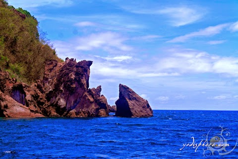 Sharp rock formations around Bellaroccca island