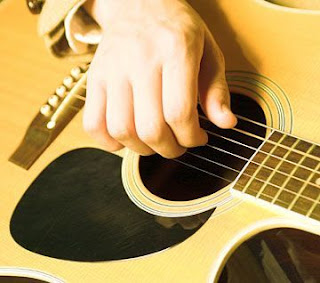 Làm thế nào để chơi một nhạc cụ như đàn guitar