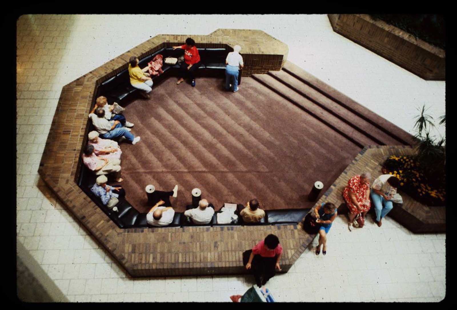 A nostalgic glance at American shopping malls of the late 1980s - 80