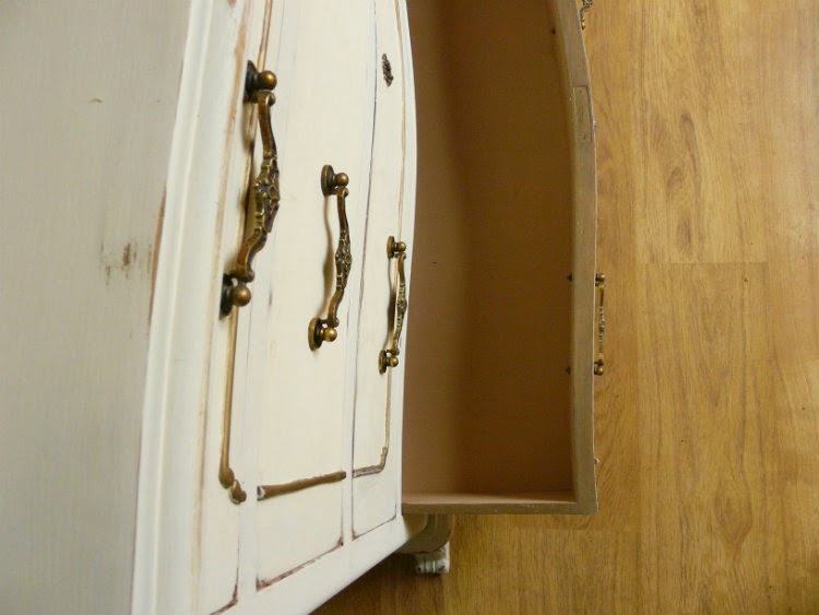 Comoda blanca restaurada