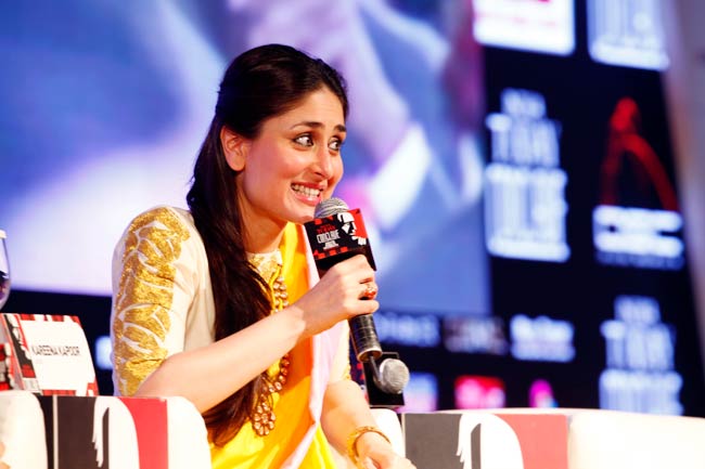 Kareena Kapoor yellow saree - Kareena Kapoor smiling Pics