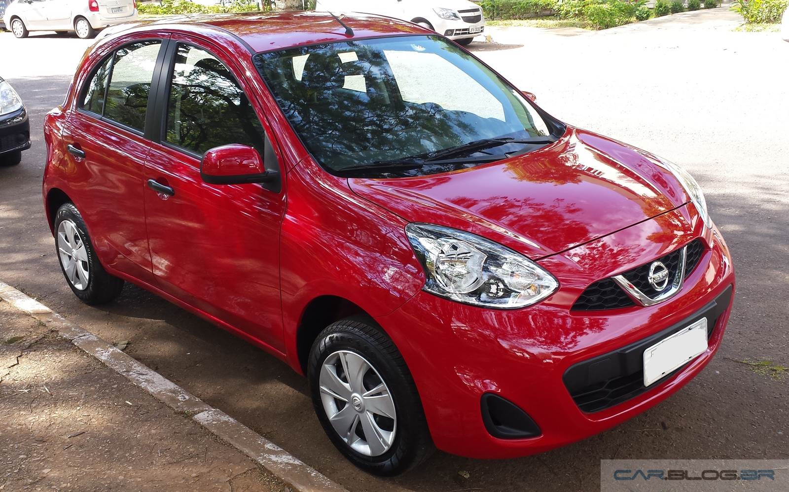 Nissan New March 2015 S e SV preço, consumo e detalhes