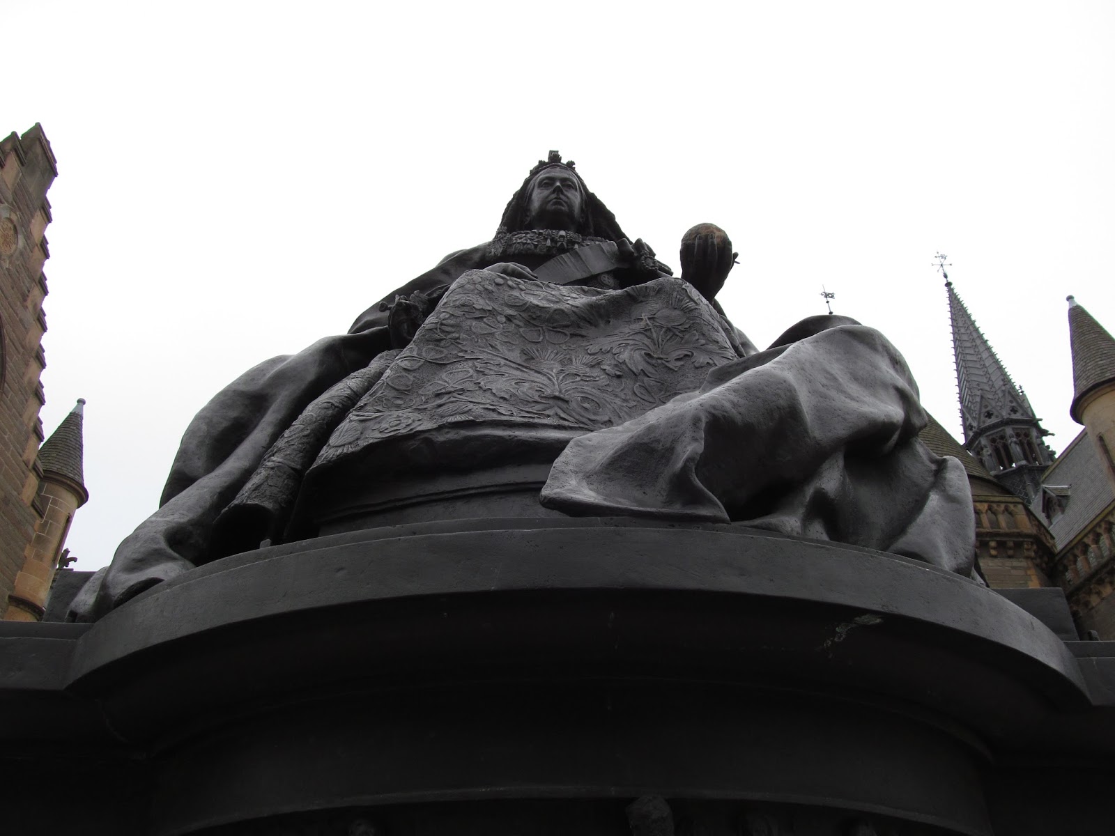 Dundee Photos City of Discovery Queen Victoria Statue Albert Square