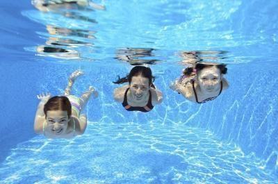 Los experimentos comprobaron que es seguro nadar después de ingerir alimentos