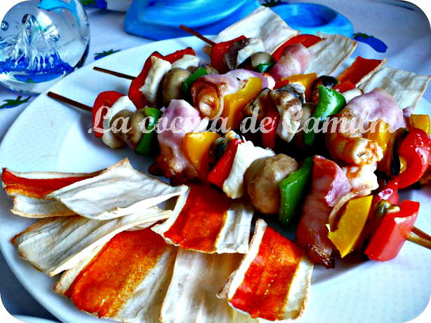 Brochetas de cazón y langostinos con chips de surimi (La cocina de Camilni)