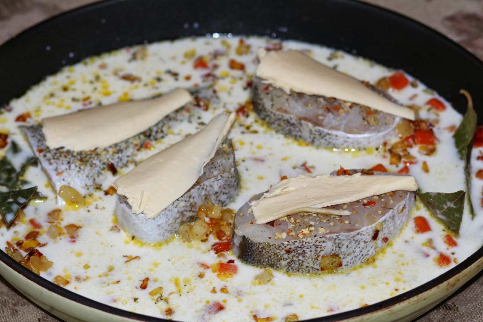 треска в молоке в духовке. филе трески в сметанном соусе. рыба по польски. треска в молоке в духовке.