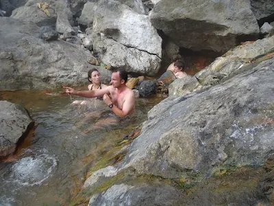 Mandi bersama di kolam sumber air panas ketinggian 2639 meter ke lereng kawah Gunung Rinjani