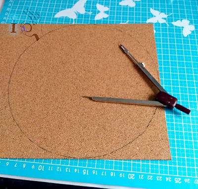 Dibujando-el-circulo-para-hacer-un-salvamanteles-pirograbado-ideadoamano