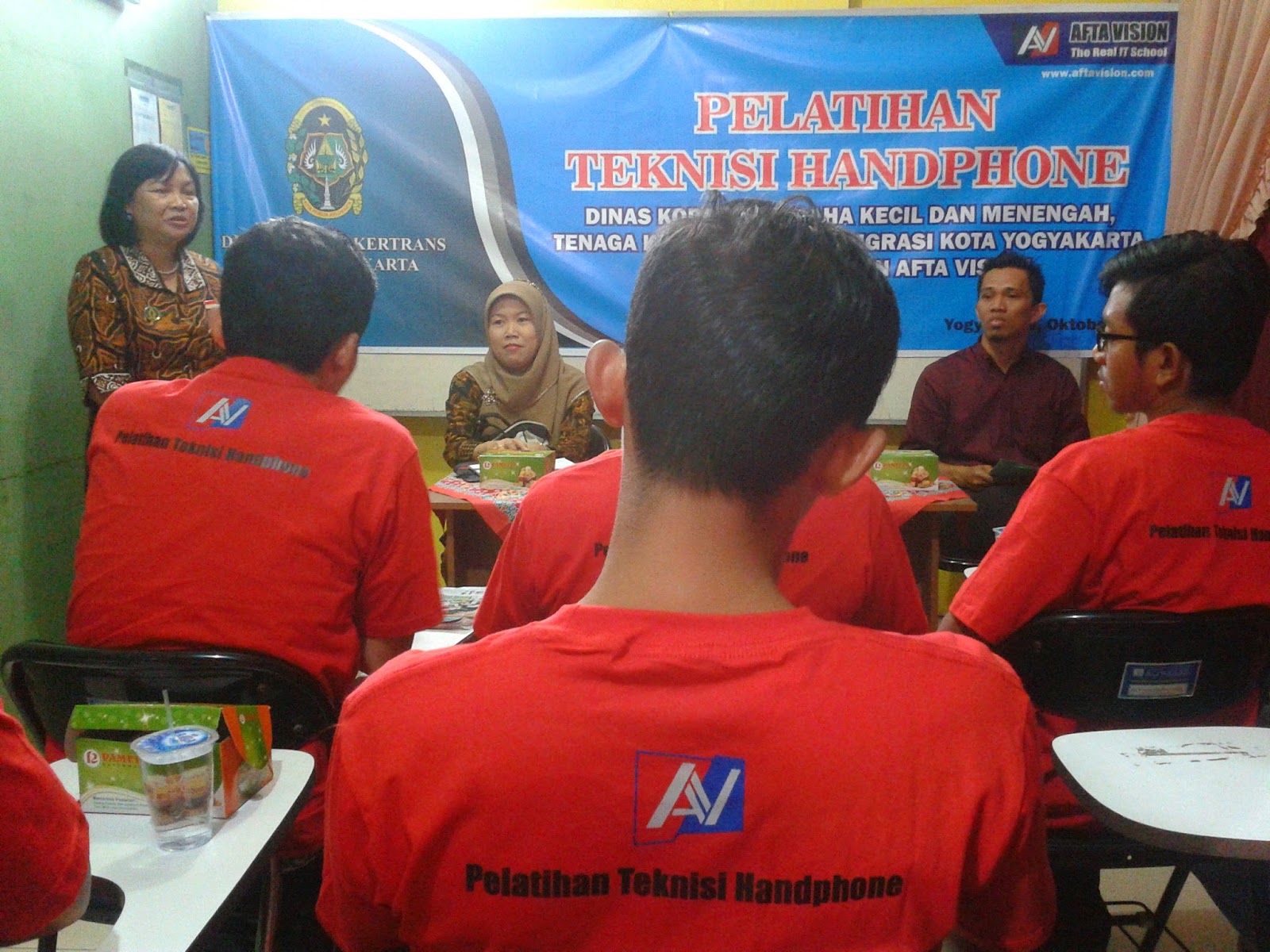 Memenuhi panggilan untuk mengikuti acara pembukaan Pelatihan Teknisi HP Dinkop UKM Nakertran Kota Yogyakarta 23 hari GRATIS yang telah dilaksanakan dengan