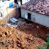 Deslizamento de barreira provoca danos em duas casas na Zona Norte do Recife.