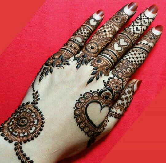 15 Pretty Heart Mehndi Designs for hands to try this year | Bling Sparkle