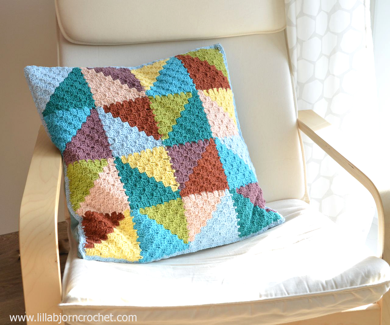 Pastel Triangles Pillow joinasyougo in C2C crochet (video tutorial