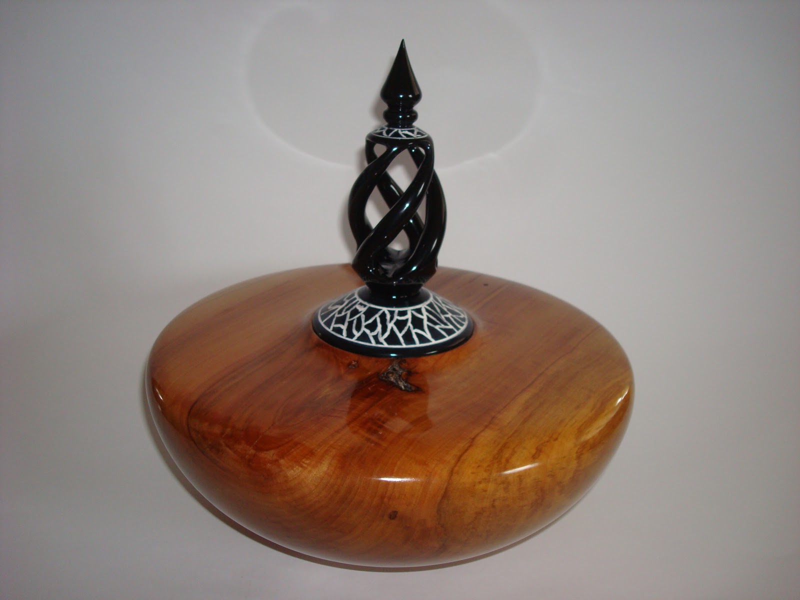 artmadera: Espiral en cedro ebonizado.