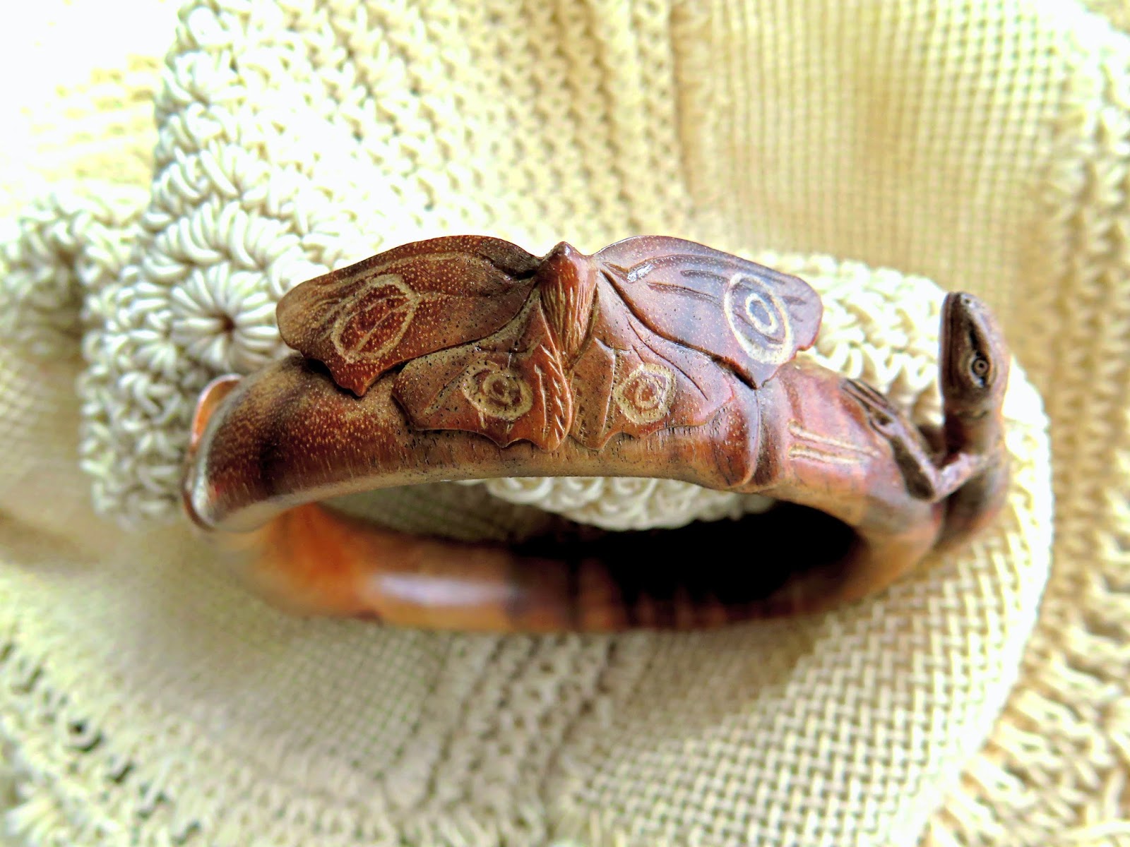 wooden bangle, hand carved jewelry, wooden jewelry, браслет, деревянные украшения, украшение ящерица, украшение бабочка, украшение улитка