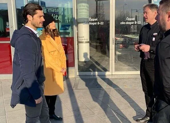 Prince Carl Philip and Princess Sofia visited Ica Kvantum in Värtahamnen. yellow wool coat. infected by Covid-19
