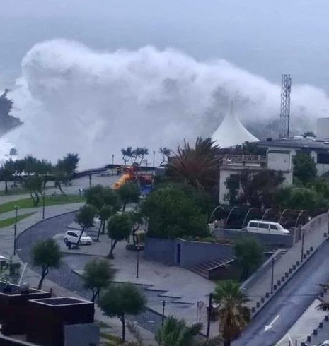 VIDEO: el huracán leslie esta tocando tierra en Portugal con enormes olas. VIDEO: el huracán leslie esta tocando tierra en Portugal con enormes olas.