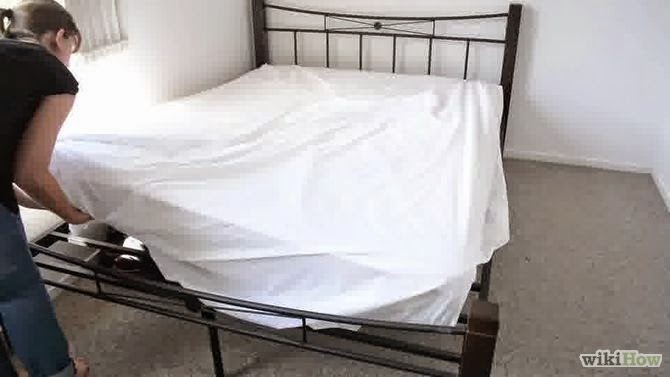 Как заправить простынь под матрас. Простынь. Как заправить простынь под матрас. Кровать с матрасом с простыней. Лайфхак для простыни на кровать.