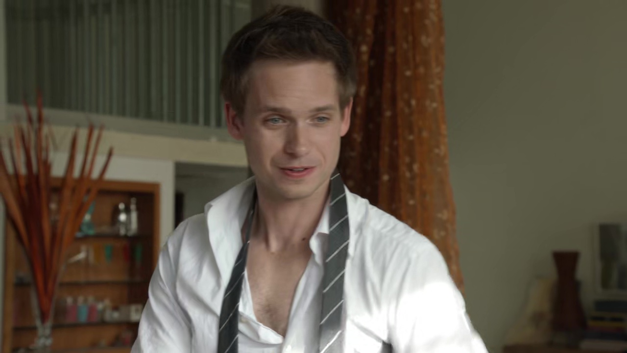 Patrick J. Adams Films Et Programmes Tv ausCAPS: Patrick J Adams shirtless in Suits 1-05 "Bail Out"
