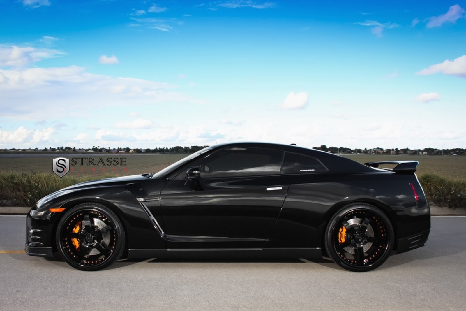 Nissan GTR черный