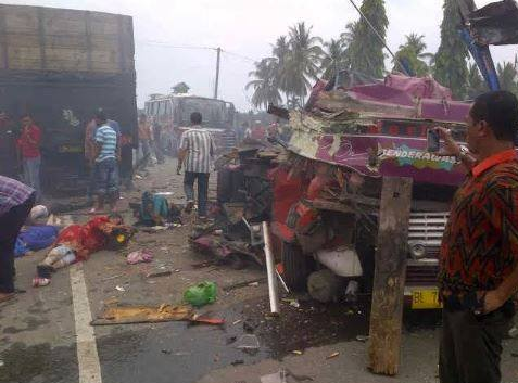 Bus Cendrawasih Hancur Berat Akibat Tabrakan Dengan Fuso | Aceh Publisher