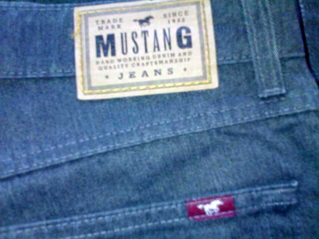 ... das calças Mustang