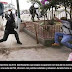 Normalistas incendian sede del PRI en Chilpancingo y se enfrentan con 300 antimotines