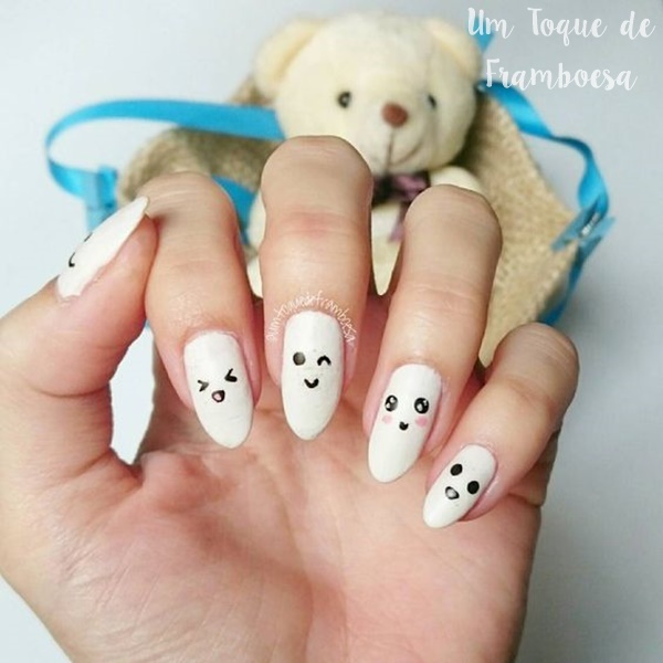Unhas decoradas simples com adesivos de emoticons feitos à mão