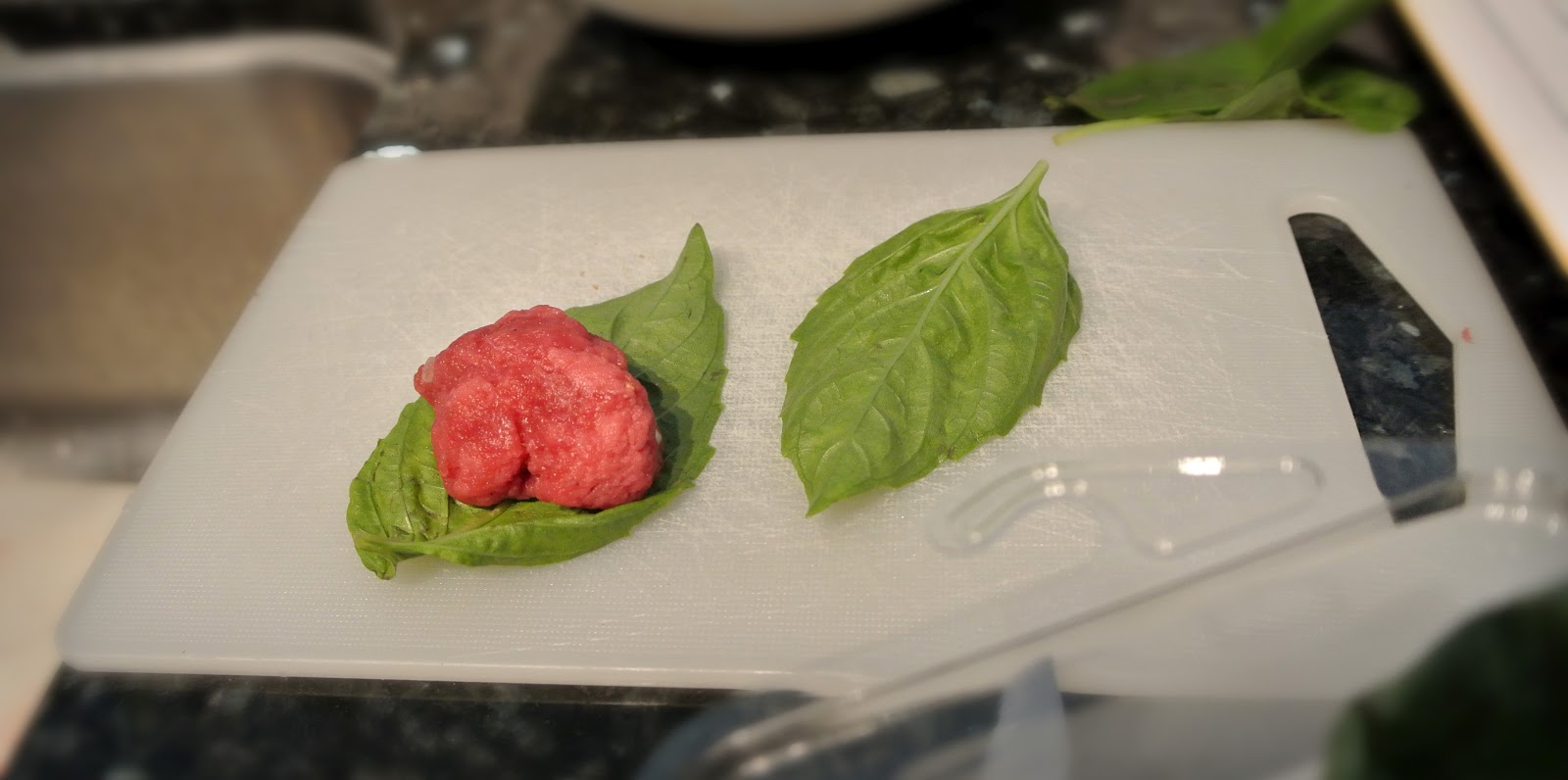 itsdelicious2 Beef and basil leaf rolls