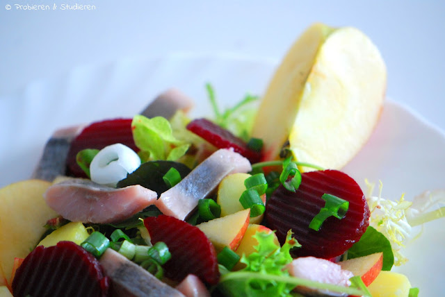 Probieren und Studieren : Leichter Matjessalat mit Apfel &amp; Rote Bete