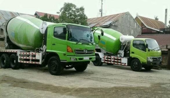 truk molen besar-hijau depan