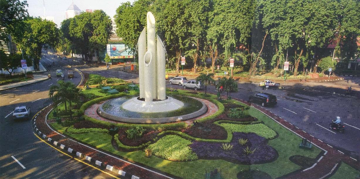 Monumen Bambu Runcing di kota Surabaya - Yoshiewafa