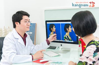 Bác sĩ Kang Nam tư vấn cho khách hàng trước khi nâng mũi s line