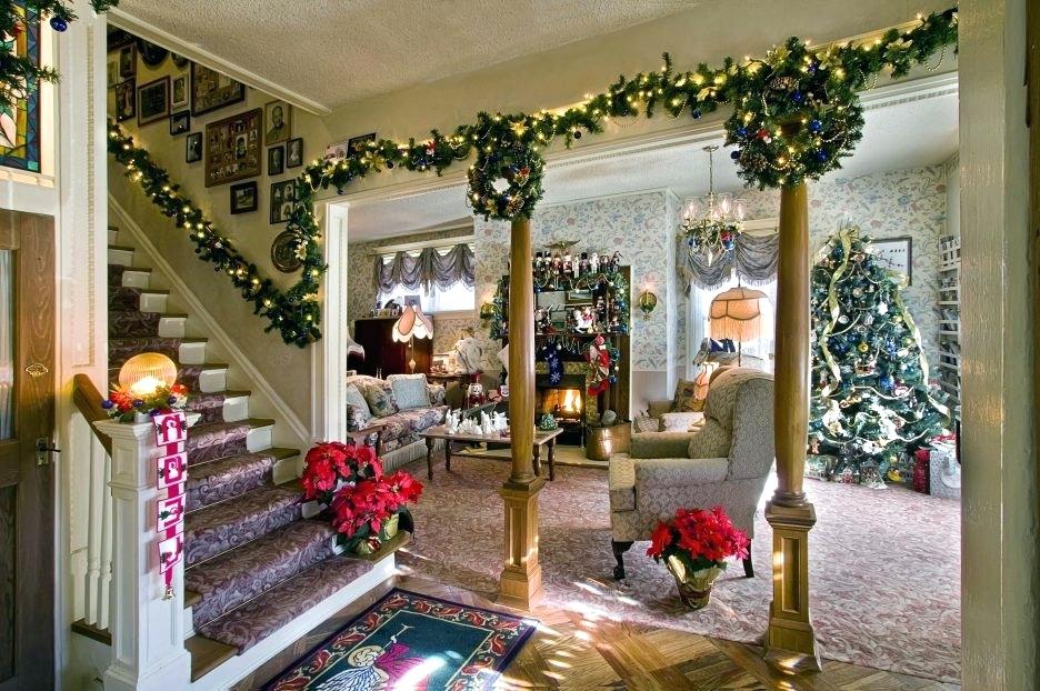 10+ Cool Christmas Balcony Decor Ideas