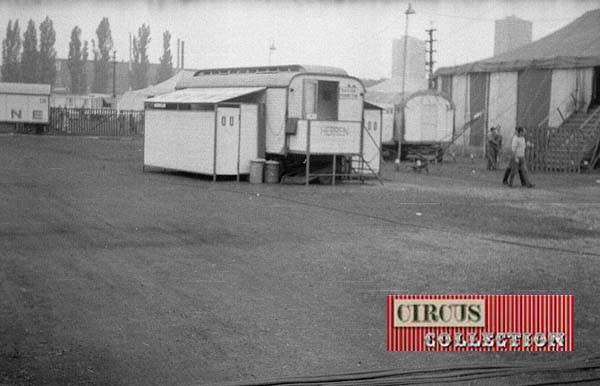 la roulotte toilette et les passoire du cirque Krone 