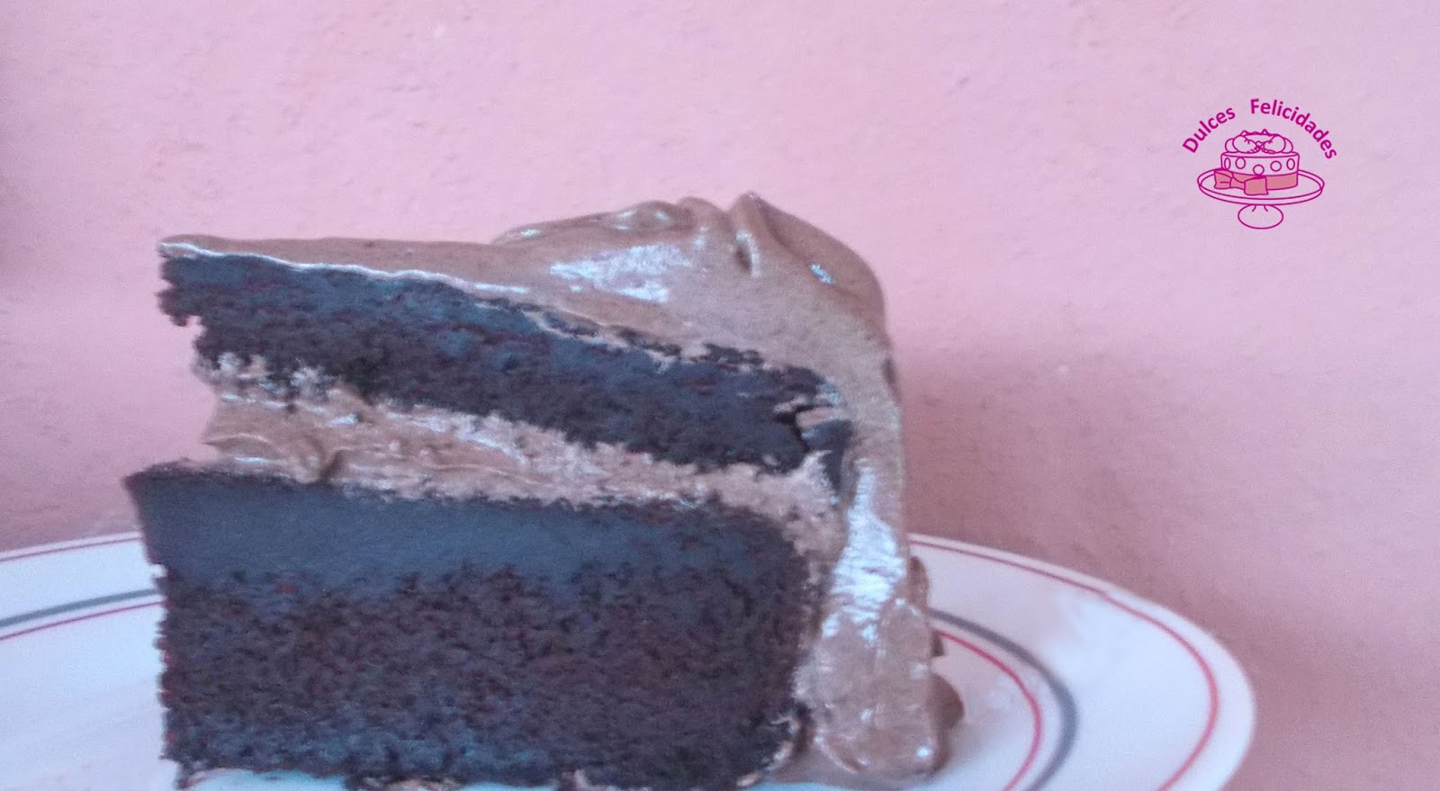 Dulces felicidades Devil's Food Cake o pastel del diablo y los "casi
