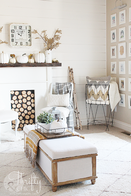 Farmhouse style fall decor and decorating ideas for your living room. Fixer upper style decor