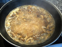Añadiendo caldo al risotto Agregando en tandas caldo caliente al risotto